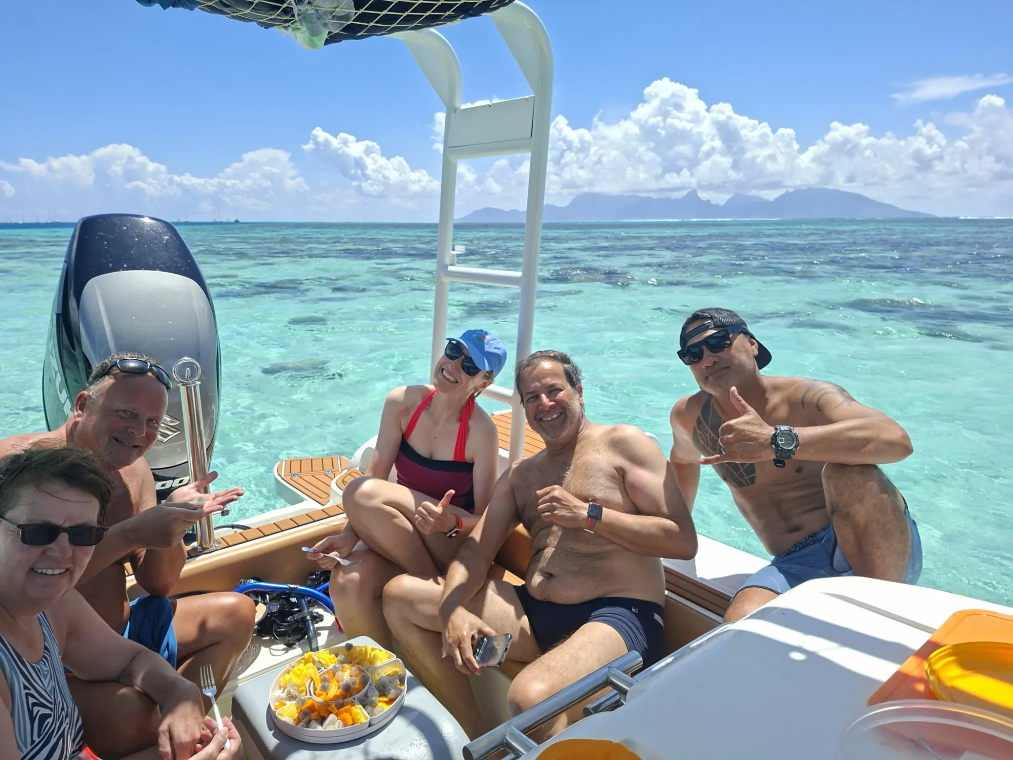 Invités sur le bateau, fruits frais