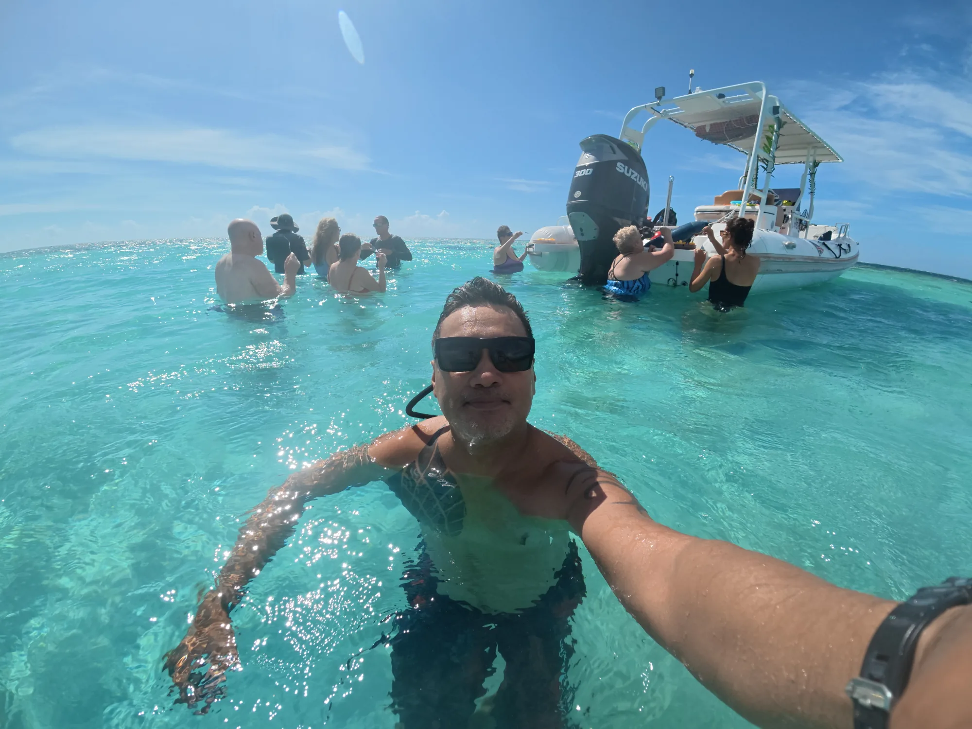 Teva et ses invités dans le lagon