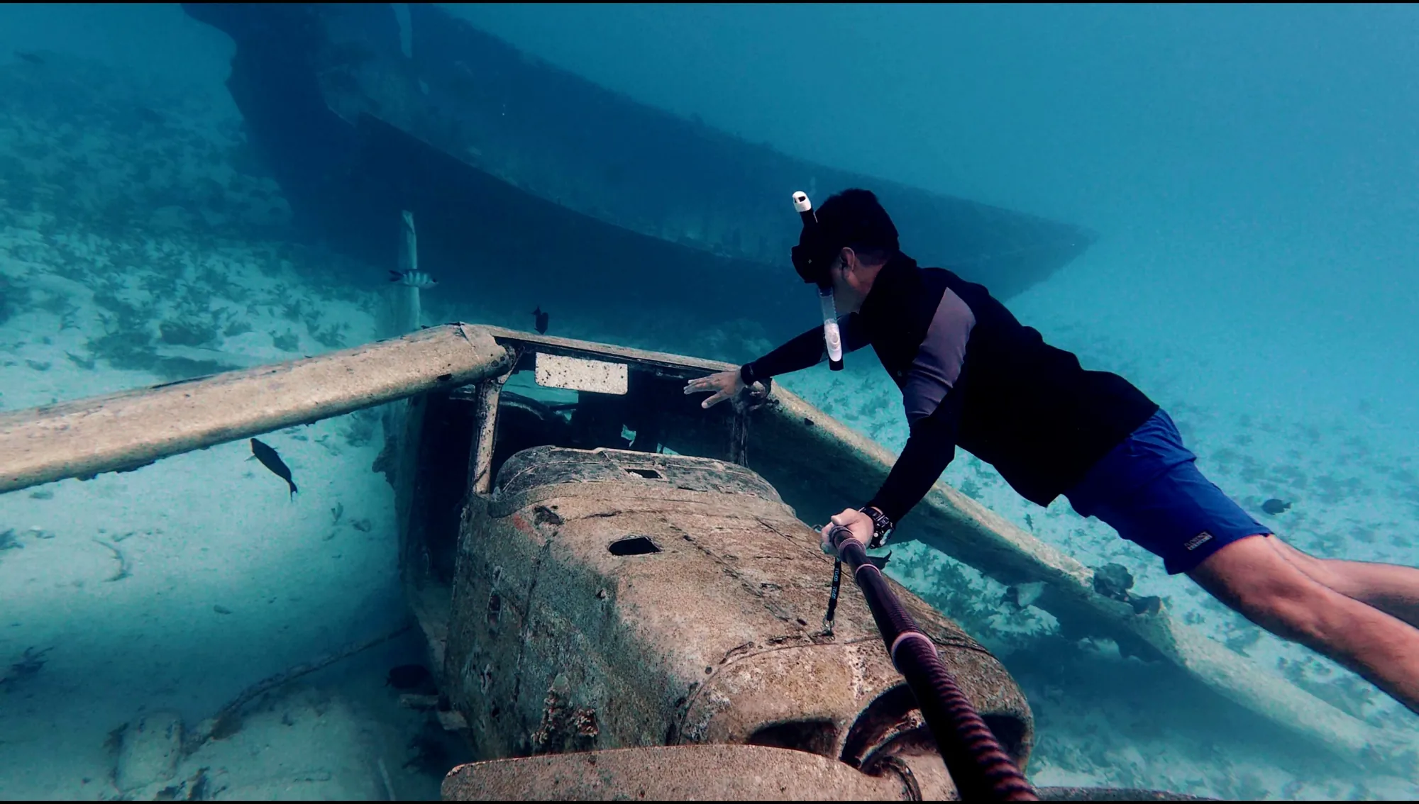 L’épave de l’avion sous l’eau