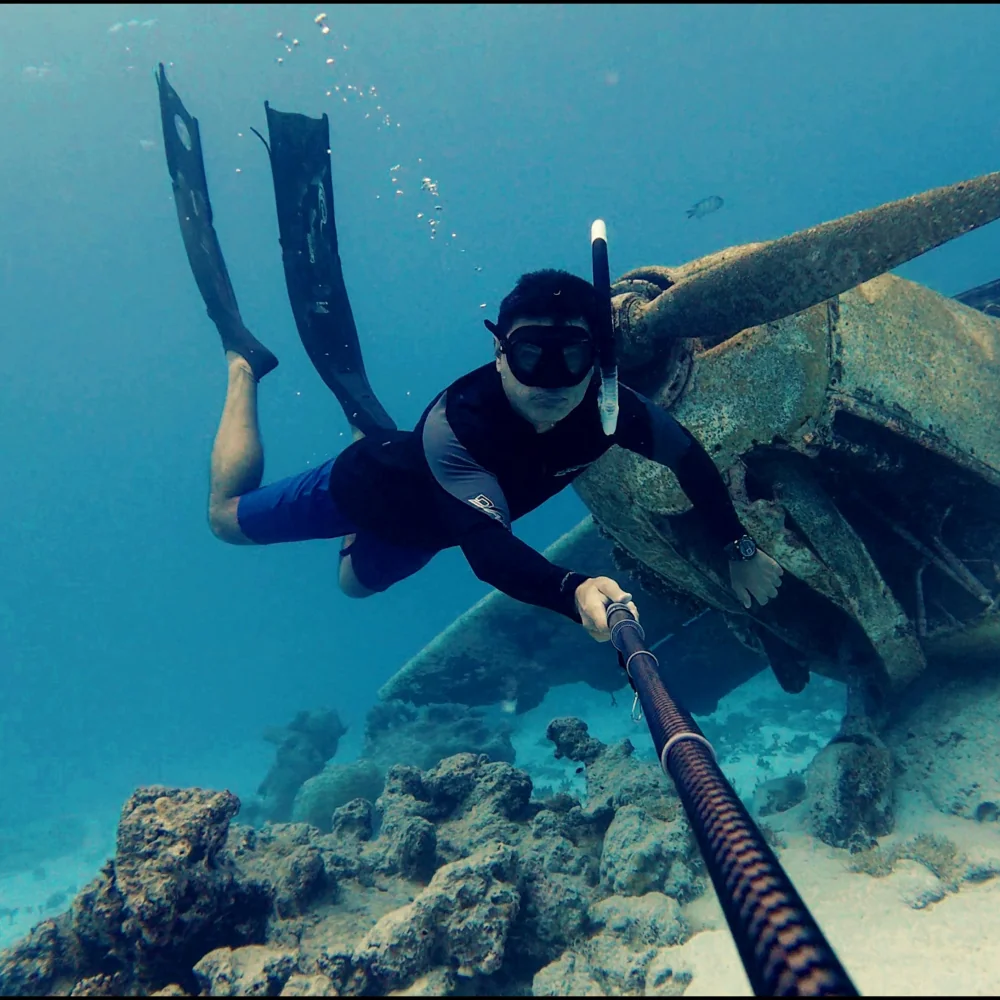 Apnée sur l'épave de l'avion dans le lagon de Tahiti